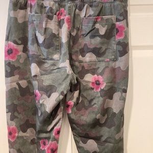 Bella Dahl super cute floral and camo jogger